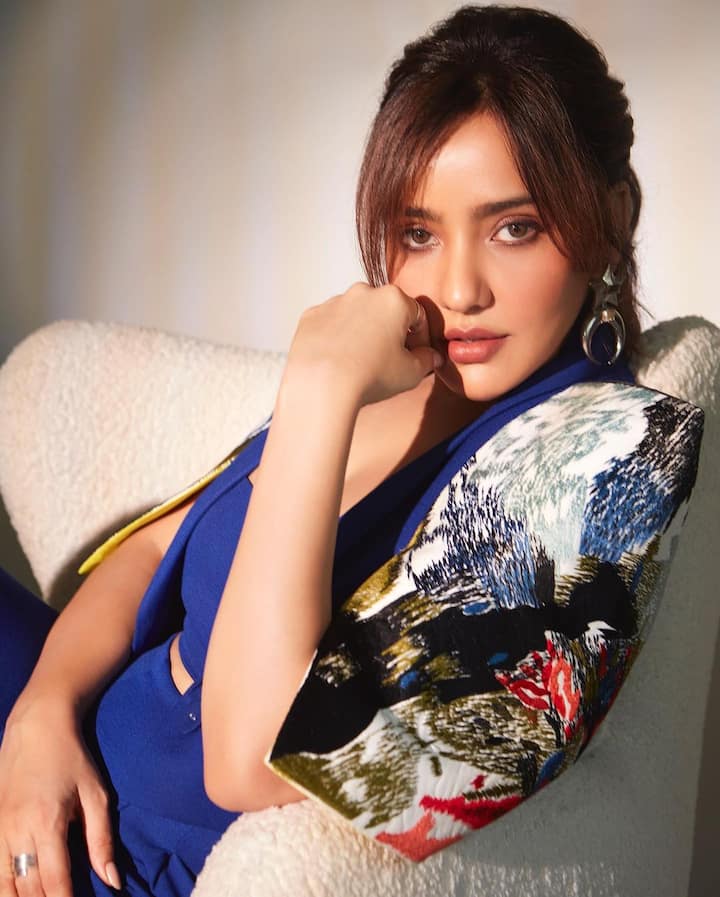 Neha Sharma Photo: બી-ટાઉન અભિનેત્રી નેહા શર્મા અવારનવાર પોતાની સુંદરતાની ઝલક બતાવતી જોવા મળે છે. આવી સ્થિતિમાં નેહાની લેટેસ્ટ તસવીરોએ પણ સોશિયલ મીડિયા પર વાયરલ થઈ રહી છે.