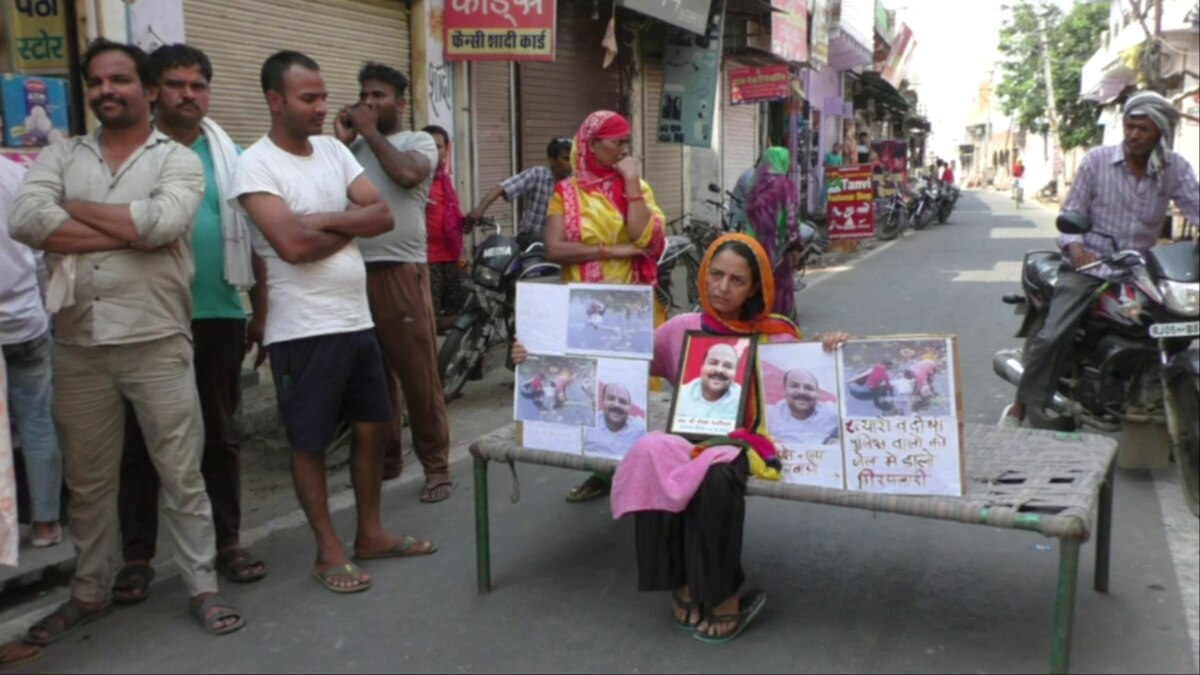 भरतपुर में बीच सड़क चारपाई डालकर धरने पर बैठी महिला, पुलिस के सामने रखी ये बड़ी मांग