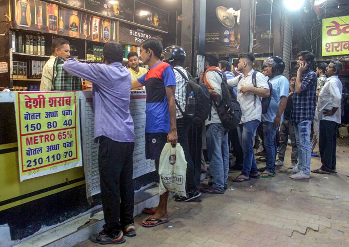 बता दें कि वोटिंग के चलते दिल्ली में 23 मई से 25 मई शाम 6 बजे तक सभी देसी, विदेशी शराब की दुकानें बंद थी.