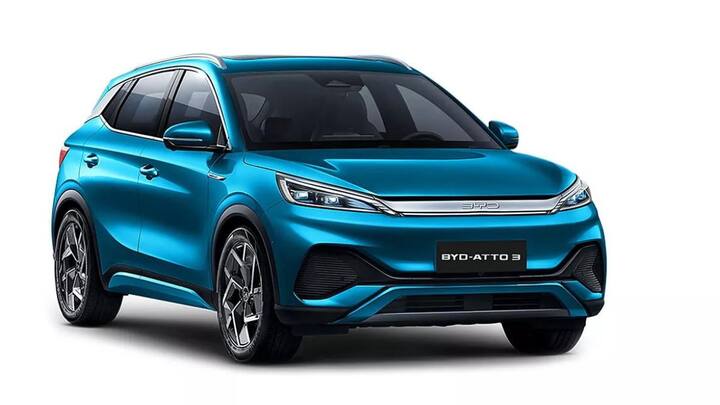 BYD Atto 3 - ஒருமுறை முழுமையாக சார்ஜ் செய்தால் 521 கி.மீ., மைலேஜ் வழங்கும். விலை ரூ 33.99 லட்சம் முதல் ரூ 34.49 லட்சம் வரை நிர்ணயிக்கப்பட்டுள்ளது
