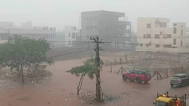 rain lashes in several parts of hyderabad city Hyderabad Rains: రెమాల్ సైక్లోన్ ఎఫెక్ట్- హైదరాబాదులో పలు ప్రాంతాల్లో వర్షం