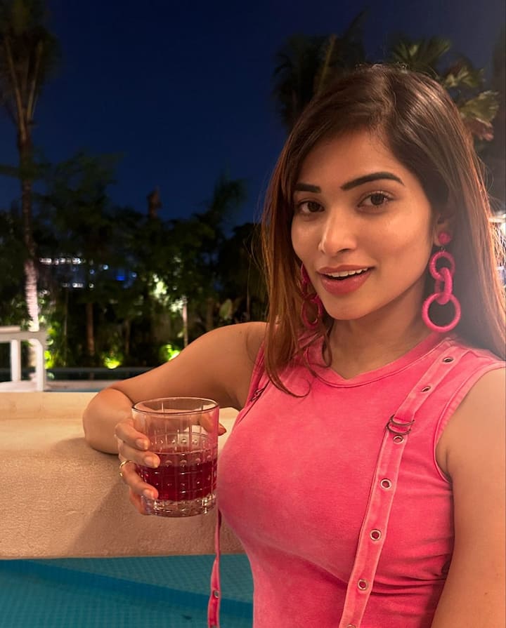 ‘‘మనోభావాలు దెబ్బతిన్నాయ్’’ అంటూ.. మీమ్ మెటీరియల్‌గా మారిన శుభశ్రీ గుర్తుందా? తెలుగు పరిశ్రమలో స్థిరపడేందుకు వచ్చిన ఈమెకు ‘బిగ్ బాస్’ దయ వల్ల మంచి గుర్తింపే వచ్చింది. అయితే, సినిమాల్లో మాత్రం పెద్దగా ఛాన్సులు లేవు. ప్రస్తుతం సోషల్ మీడియాలో యాక్టీవ్‌గా ఉంటోంది శుభశ్రీ. తాజాగా పూల్ సైడ్‌.. కూల్‌గా కూర్చొని అభిమానులకు ఛీర్స్ చెప్పింది. - Subhashree Rayaguru/Instagram