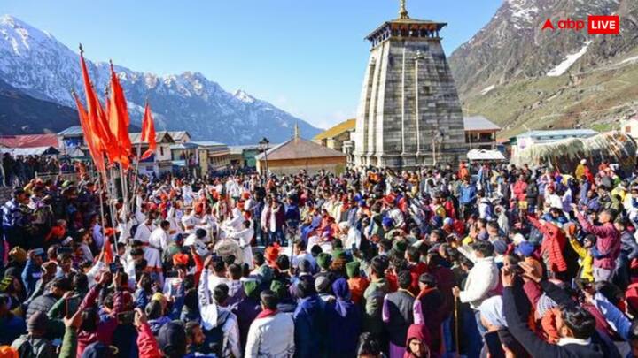 उत्तराखंड सरकार ने हिंदुओं के पवित्र चारधामों को यात्रा के लिए खोल दिया है, जिसके चलते वहां लाखों श्रद्धालुओं की भीड़ जमा हो गई है. यहां लोगों को अब भी घंटों इंतजार करना पड़ रहा है.