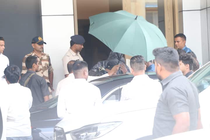 SRK was joined by his wife Gauri Khan, daughter-actor Suhana Khan and sons Aryan Khan and AbRam Khan.