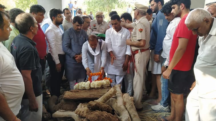 Haryana Gurugram Badshahpur Independent MLA Rakesh Daulatabad last rite performed on 25th May  Gurugram: गुरुग्राम से निर्दलीय विधायक राकेश दौलताबाद को अंतिम विदाई, राजकीय सम्मान के साथ हुआ अंतिम संस्कार 