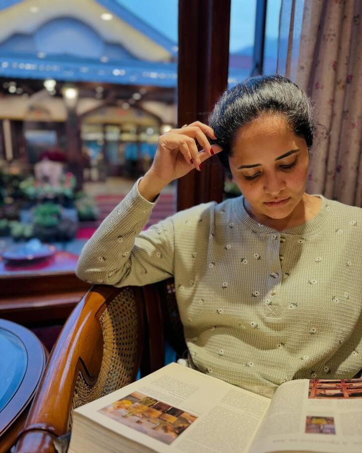 ప్రస్తుతం అనసూయ గౌహతి తదితర ప్రాంతాల్లో విహరిస్తోంది. అక్కడి పచ్చని అడవుల్లో ట్రెక్కింగ్ చేస్తోంది. జలపాతాల్లో స్నానాలు చేస్తూ చిల్ అవుతోంది. (Image Credit: Anasuya Bharadwaj/Instagram)