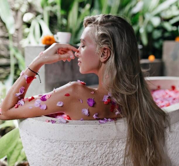 ਗਰਮੀ ਦੀ ਲਹਿਰ ਦੌਰਾਨ ਸਰੀਰ ਨੂੰ ਠੰਡਾ ਰੱਖਣ ਲਈ, ਵਿਅਕਤੀ ਠੰਡਾ ਪਾਣੀ ਪੀਣਾ ਜਾਂ ਲੰਬੇ ਸਮੇਂ ਤੱਕ ਨਹਾਉਣਾ ਪਸੰਦ ਕਰਦਾ ਹੈ ਤਾਂ ਜੋ ਸਰੀਰ ਪੂਰੀ ਤਰ੍ਹਾਂ ਠੰਡਾ ਰਹੇ। ਪਰ ਜੇਕਰ ਮਾਹਿਰਾਂ ਦੀ ਮੰਨੀਏ ਤਾਂ ਅਜਿਹਾ ਕਰਨਾ ਬਿਲਕੁਲ ਗਲਤ ਹੈ ਕਿਉਂਕਿ ਇਹ ਸਿਹਤ ਲਈ ਬਿਲਕੁਲ ਵੀ ਠੀਕ ਨਹੀਂ ਹੈ।