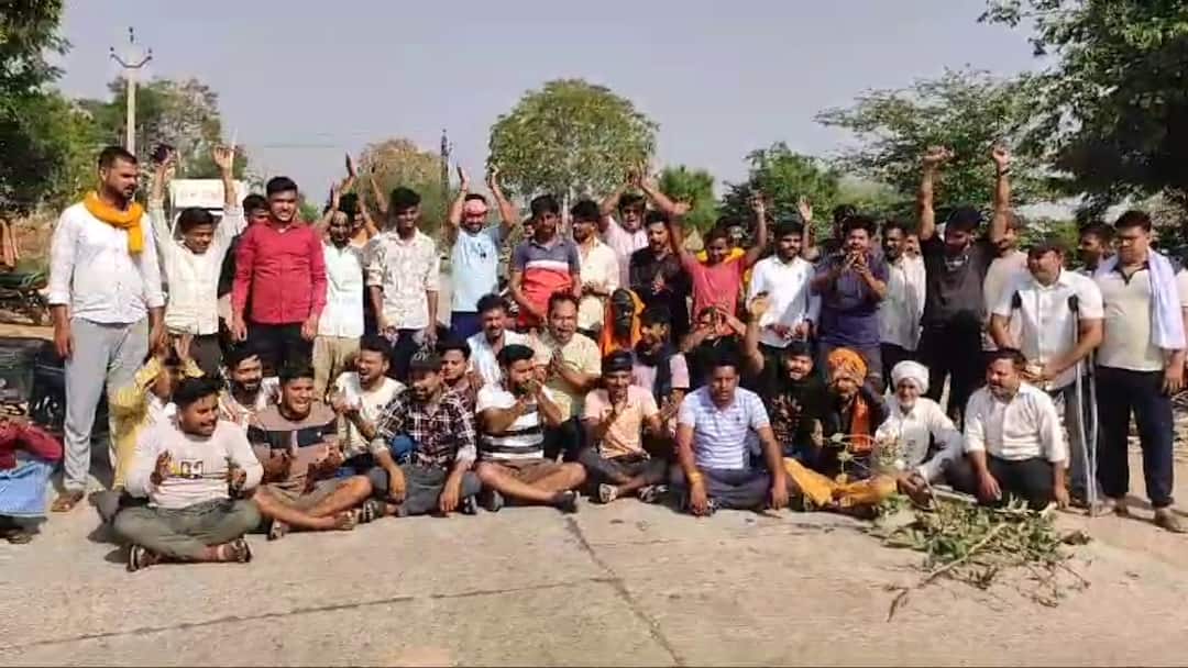 Dholpur: भीषण गर्मी में बिजली कटौती के खिलाफ ग्रामीणों का फूटा गुस्सा, हाईवे पर किया प्रदर्शन Dholpur protest against power supply crisis villagers blocked national highway ANN Dholpur: भीषण गर्मी में बिजली कटौती के खिलाफ ग्रामीणों का फूटा गुस्सा, हाईवे पर किया प्रदर्शन