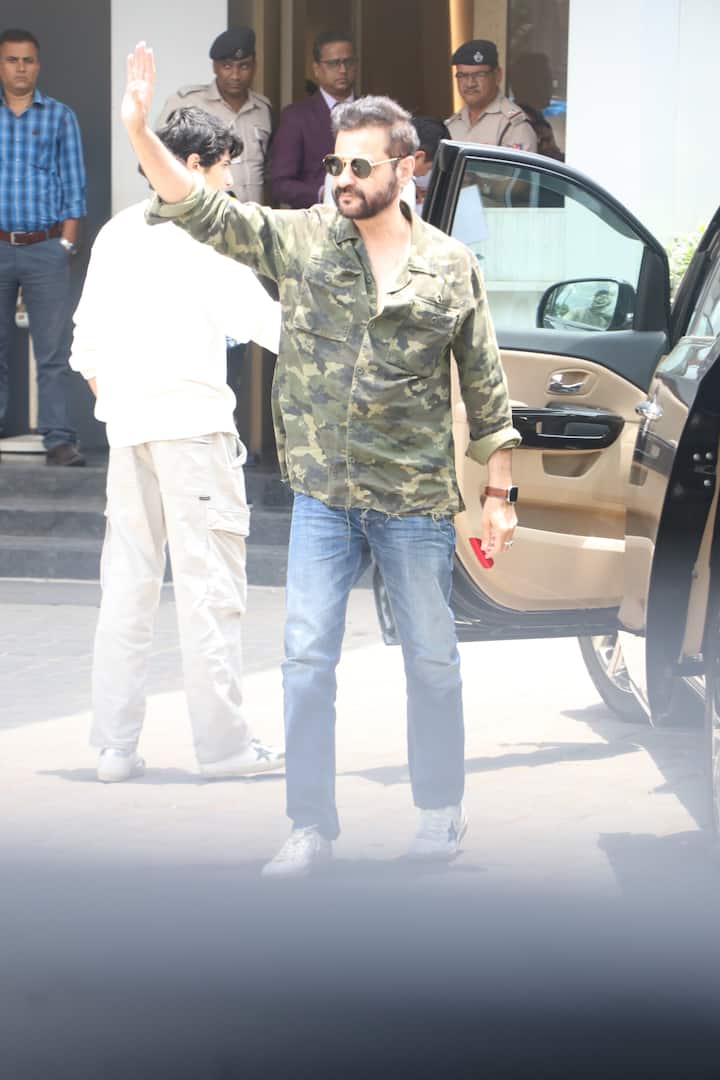 शाहरुख खान अहमदाबाद के केडी अस्पताल से छुट्टी मिलने के बाद गुरुवार को मुंबई लौट आए।