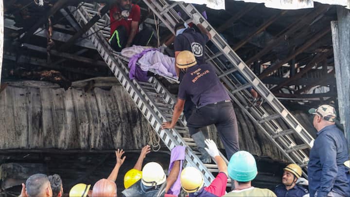 न्यूज़ एजेंसी आईएएनएस के अनुसार गेम जोन के मालिक को गिरफ्तार कर लिया गया. वहीं गेम जोन के अन्य मालिकों की पहचान कर ली गई. जिसमें राहुल राठौड़, प्रकाश जैन, मनविजय सिंह सोलंकी और युवराज सिंह का नाम शामिल है.