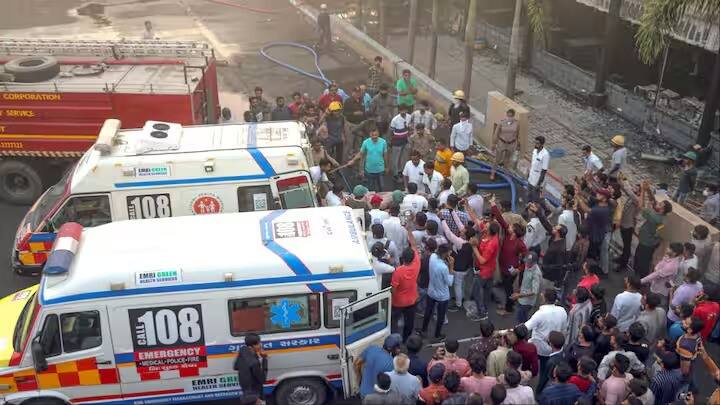 'गेमिंग झोन'मध्ये दुरुस्ती आणि नूतनीकरणाचं काम सुरू असल्याचं घटनास्थळी उपस्थित लोकांचं म्हणणं आहे. अनेक ठिकाणी प्लाय आणि लाकडाचे तुकडे पडले होते. त्यामुळे आग पसरतच राहिली, मात्र आग कशी लागली, हे कळू शकले नाही.