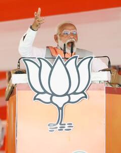 IN Pics: 'लूटने वालों से हिसाब लेने का वक्त आ गया है', मिर्जापुर में पीएम मोदी और सीएम योगी का विपक्ष पर हमला