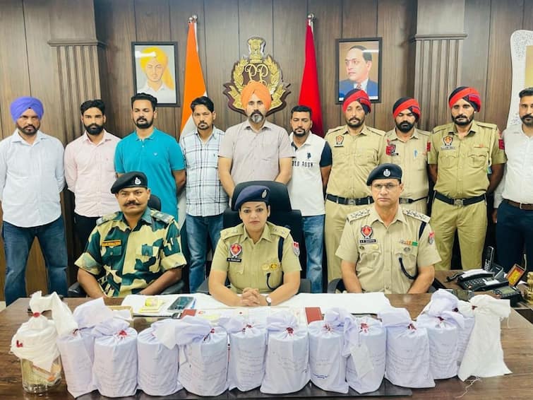 In a joint operation of Punjab Police and BSF seven drug smugglers were arrested with 5-47 kg of heroin ਪੰਜਾਬ ਪੁਲਿਸ ਤੇ BSF ਦੀ ਸਾਂਝੀ ਕਾਰਵਾਈ ’ਚ ਸੱਤ ਨਸ਼ਾ ਤਸਕਰ 5.47 ਕਿਲੋ ਹੈਰੋਇਨ ਸਣੇ ਗ੍ਰਿਫਤਾਰ