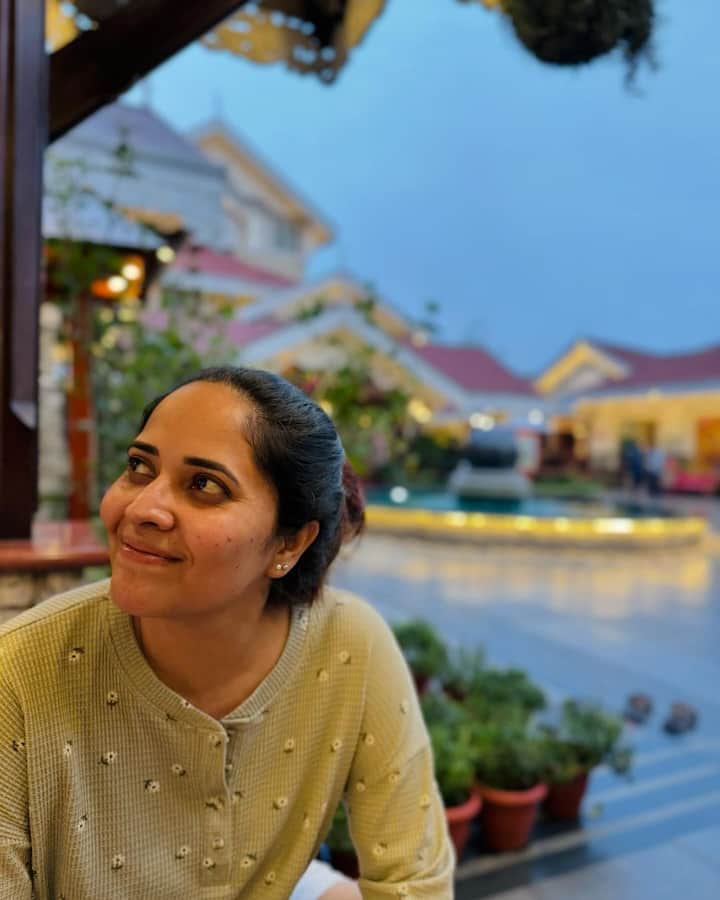 ఒకప్పటి యాంకర్, నటి అనసూయ భరద్వాజ్.. ప్రస్తుతం సినిమాలకు బ్రేక్ ఇచ్చింది. కుటుంబంతో కలిసి విహార యాత్రలు చేస్తోంది. ఇటీవలే ఆమె తన విహార యాత్రలకు సంబంధించి కొన్ని ఫొటోలను సోషల్ మీడియా ద్వారా షేర్ చేసుకుంది. జలపాతం వద్ద ఎంజాయ్ చేస్తున్న పిక్స్ చూసి అభిమానులు నోరెళ్లబెట్టారు. (Image Credit: Anasuya Bharadwaj/Instagram)