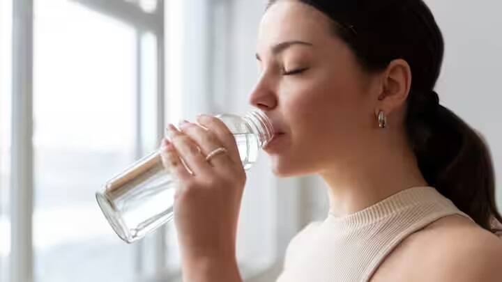 शरीर के सिस्टम को सक्रिय करने के लिए सुबह उठकर पानी पीना फायदेमंद होता है। यह मेटाबॉलिज्म को भी बढ़ाता है. पानी पीने से पाचन क्रिया बेहतर होती है.