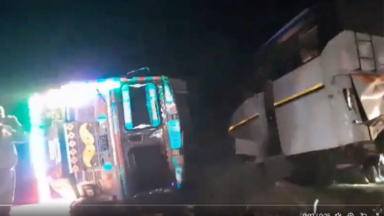 11 people dead 10 injured after truck turns turtle on bus in Shahjahanpur in uttarpradesh UP Accident: பேருந்தின் மீது மோதி கவிழ்ந்த டிரக் - புனித யாத்திரை சென்ற  11 பேர் உடல் நசுங்கி பலி, உ.பியில் பயங்கரம்