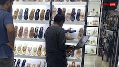 हाथ मे लैपटॉप लिए जूते खरीदते दिखी महिला... यूजर्स बोले ऑफिस का काम तो ऑफिस में निपटाया करो