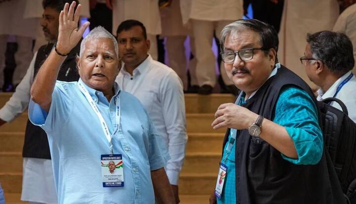 लालू ने अंत में लिखा “ये इंटरव्यू नहीं पटकथा है. एक सवाल पूछने से पहले पत्रकार लोग 𝟑 मिनट मक्खन लगाते हैं, फिर चासनी में लपेट एक सवाल पूछते है, फिर 𝟑 मिनट मक्खन लगाते हैं. इतना स्क्रिप्टेड भी नहीं होना चाहिए”