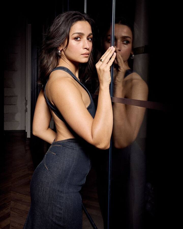 Silver hoop earrings and a delicate ring were Alia's choice for accessories.