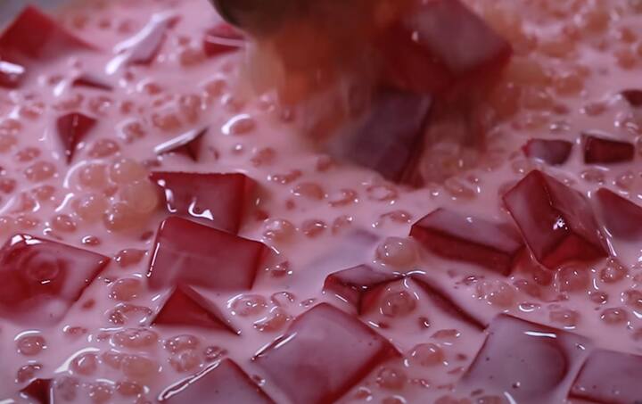 செய்முறை : ஒரு பாத்திரத்தில் அடுப்பில் வைத்து ஜெல்லி துகள்கள், தண்ணீர் சேர்த்து கரைத்து ஜெல்லியாக மாறும்வரை காத்திருக்கவும். ஜெல்லி தயாரானதும் எடுத்து ஆறவிடவும். ஆறியதும் சின்ன சின்ன துண்டுகளாக நறுக்கிக் கொள்ளவும்.