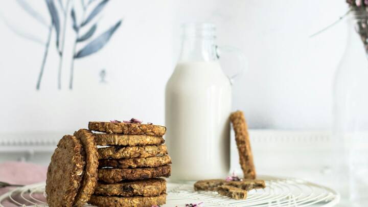 Oatmeal Chocolate Chip Cookies: ஓட்ஸ் குக்கீஸ் செய்வது எப்படி என்று காணலாம்.