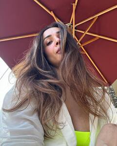 कभी झूले पर इठलाईं...तो कभी सनलाइट में दिए पोज, बाली में यूं वेकेशन एंजॉय कर रही हैं मलाइका अरोड़ा