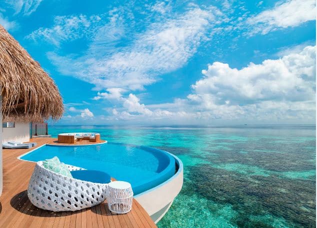 ਮਾਲਦੀਵ: ਮਾਲਦੀਵ ਆਪਣੇ ਸੁੰਦਰ ਬੀਚਾਂ ਅਤੇ ਲਗਜ਼ਰੀ ਰਿਜ਼ੋਰਟ ਲਈ ਮਸ਼ਹੂਰ ਹੈ। ਹਾਲਾਂਕਿ ਇਹ ਜਗ੍ਹਾ ਮਹਿੰਗੀ ਲੱਗ ਸਕਦੀ ਹੈ, ਪਰ ਇੱਥੇ ਰਹਿਣ ਦੇ ਬਹੁਤ ਸਾਰੇ ਬਜਟ ਵਿਕਲਪ ਹਨ। ਚਿੱਟੇ ਰੇਤਲੇ ਬੀਚ ਅਤੇ ਸਾਫ ਨੀਲਾ ਪਾਣੀ ਤੁਹਾਡੀ ਯਾਤਰਾ ਨੂੰ ਯਾਦਗਾਰ ਬਣਾ ਦੇਵੇਗਾ।