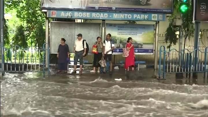 খিদিরপুর সংলগ্ন কলকাতা বন্দর এলাকার হাইড রোড জলমগ্ন। এই রাস্তা বেশিরভাগ পণ্যবাহী যান চলাচল করে। জল এতটাই যে, গাড়ি বিকল হয়ে বাড়ছে ভোগান্তি।  সেন্ট্রাল অ্যাভিনিউতেও সন্ধেবেলায় জমে রয়েছে জল।