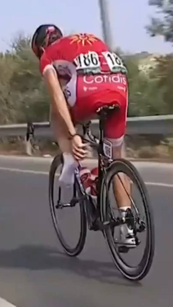 साइकिल चलाते-चलाते बदल लिया मोजा, वीडियो वायरल 