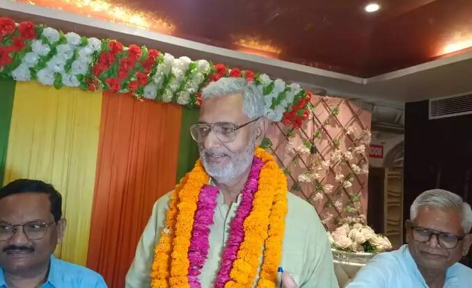 अतहर जमाल लारी ने कहा कि 2019 में सपा और बीएसपी साथ लड़ी थी तो तकरीबन 2 लाख वोट मिले थे. उन्होंने कहा कि हमारे साथ दलित और पिछड़ों के साथ सर्व समाज के लोग भी हैं. इसलिए इस सीट से प्रधानमंत्री मोदी टक्कर हम देने वाले हैं. अजय राय कहीं नहीं हैं.
