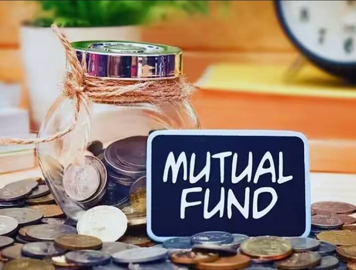 ICICI Prudential Smallcap Fund या फंडाची साईझ 7658 कोटी रुपये आहे. या फंडाने गेल्या एका वर्षात एकरकमी गुंतवणूक करणाऱ्यांना 46 टक्क्यांनी तर SIP करणाऱ्यांना 22 टक्क्यांनी रिटर्न्स मिळाले आहेत.