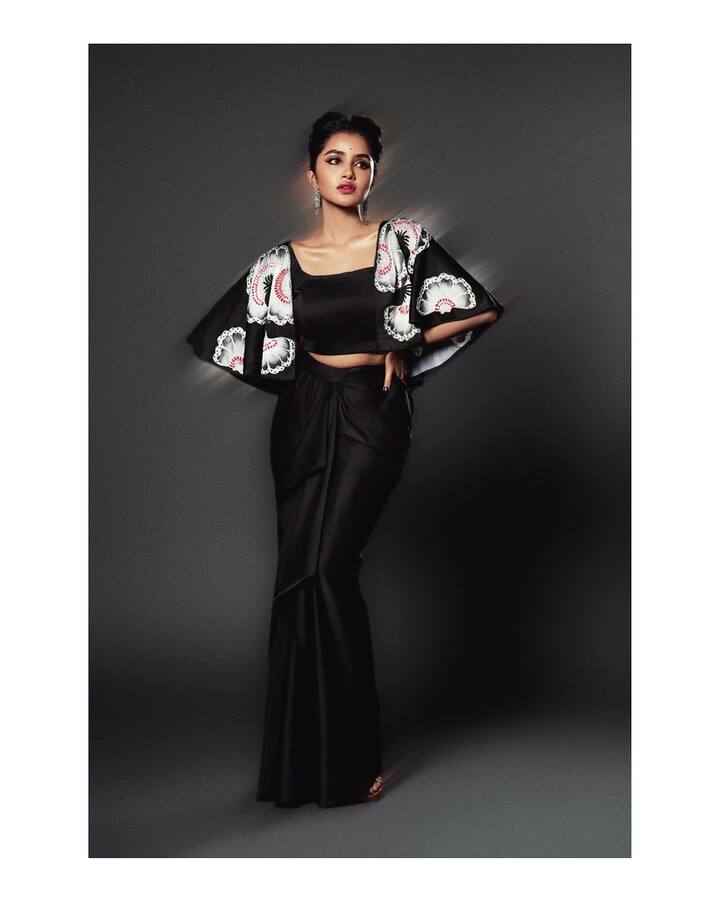 ఈ ఫోటోల్లో చాలా అందంగా ఉన్నావంటూ అభిమానులు ఆమెకు కామెంట్లు పెడుతున్నారు. లైక్స్ కొడుతూ షేర్ చేస్తున్నారు.(Images Source : Instagram/Anupama Parameswaran)