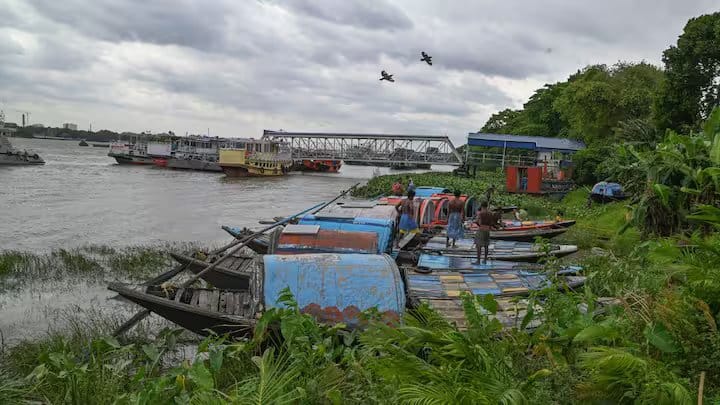 આ ચક્રવાતી તોફાન (Cyclone) રામલને કારણે કોલકાતા એરપોર્ટથી આવતી દરેક ફ્લાઈટ રદ કરવામાં આવી છે. નવીનતમ માહિતી અનુસાર, કોલકાતા એરપોર્ટથી રવિવાર બપોરથી સોમવારે સવારે 9:00 વાગ્યા સુધી કોઈ ફ્લાઈટ ઉપડશે નહીં. તેમજ કોઈપણ ફ્લાઇટનું લેન્ડિંગ કરવામાં આવશે નહીં.