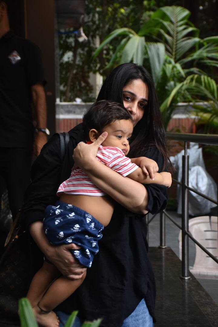 इस दौरान दीपिका अपने बेटे रूहान को गोद में लिए हुए नजर आईं.