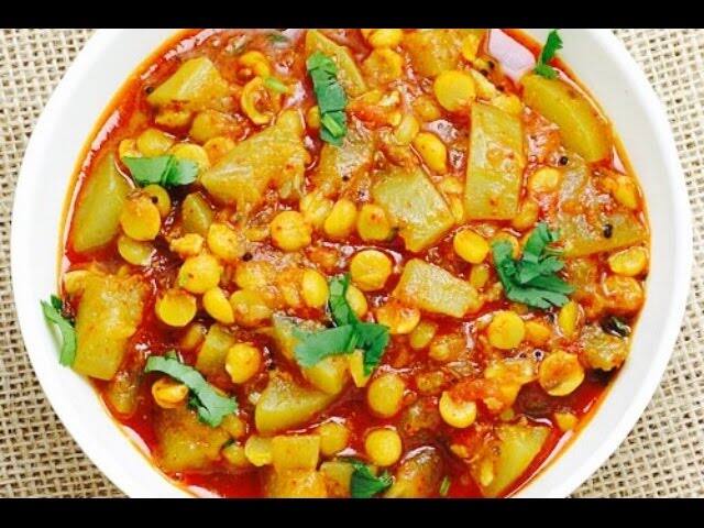 ਲਉਕੀ ਚਨੇ ਦੀ ਦਾਲ: ਇਹ ਪੇਟ ਲਈ ਬਹੁਤ ਹੀ ਫਾਇਦੇਮੰਦ ਪਕਵਾਨ ਹੈ, ਜਿਸ ਨੂੰ ਕੂਕਰ ਵਿੱਚ ਭਿੱਜੀ ਹੋਈ ਚਨੇ ਦੀ ਦਾਲ, ਪਿਆਜ਼ ਅਤੇ ਟਮਾਟਰ ਦੇ ਨਾਲ ਕੱਟੇ ਹੋਏ ਲੌਕੀ ਨੂੰ ਪਕਾਉਣ ਨਾਲ ਬਣਾਇਆ ਜਾਂਦਾ ਹੈ। ਇਸ ਵਿਚ ਚੁਟਕੀ ਭਰ ਗਰਮ ਮਸਾਲਾ ਵੀ ਵਰਤਿਆ ਜਾਂਦਾ ਹੈ, ਜੋ ਪਕਵਾਨ ਦਾ ਸੁਆਦ ਵਧਾਉਂਦਾ ਹੈ।