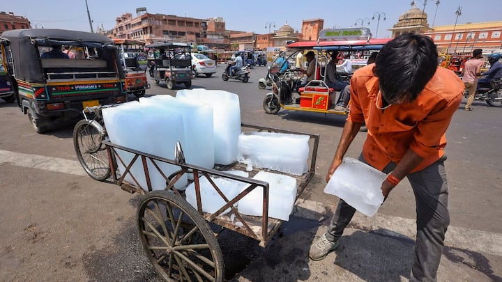 जयपुर में गर्मी के दिनों में बर्फ बेचता एक विक्रेता। (छवि स्रोत: पीटीआई)