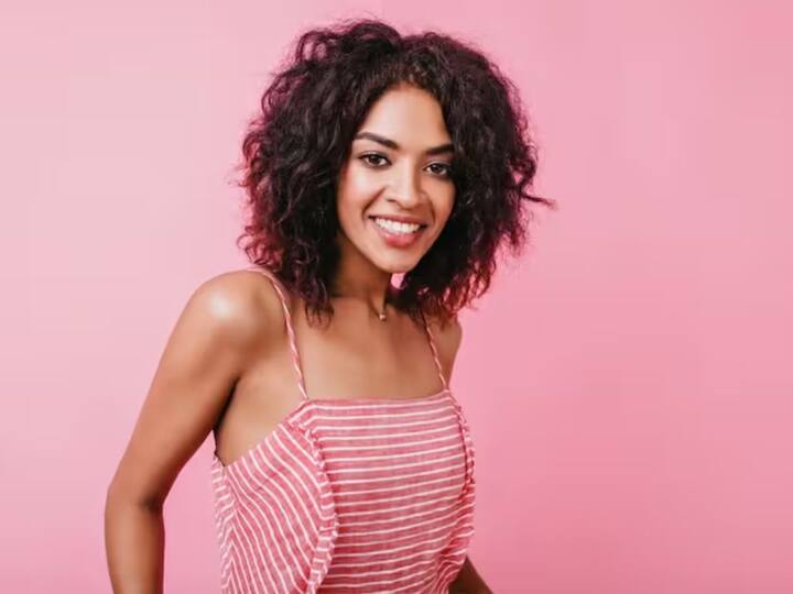 ਜੇਕਰ ਤੁਸੀਂ ਕਰਲਰ ਦੀ ਵਰਤੋਂ ਕੀਤੇ ਬਿਨਾਂ ਵਾਲਾਂ ਨੂੰ ਕਰਲੀ ਬਣਾਉਣਾ ਚਾਹੁੰਦੇ ਹੋ, ਤਾਂ ਤੁਸੀਂ ਇਨ੍ਹਾਂ ਟਿਪਸ ਨੂੰ ਅਪਣਾ ਸਕਦੇ ਹੋ।