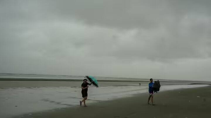 આ ચક્રવાતી તોફાન (Cyclone) રેમલના કારણે પશ્ચિમ બંગાળમાં તેની સાથે લડવાની તૈયારીઓ શરૂ થઈ ગઈ છે. બંગાળ સરકારે સુંદરવન અને સાગર ટાપુઓ સહિતના દરિયાકાંઠાના વિસ્તારોમાંથી લગભગ 110,000 લોકોને આશ્રમમાં ખસેડ્યા છે. પશ્ચિમ બંગાળના 9 જિલ્લાના સંવેદનશીલ વિસ્તારોમાં ડિઝાસ્ટર રિસ્પોન્સ ફોર્સની 14 ટીમો તૈનાત કરવામાં આવી હતી, જ્યાં જોરદાર તોફાન (Cyclone)ની સંભાવના છે.