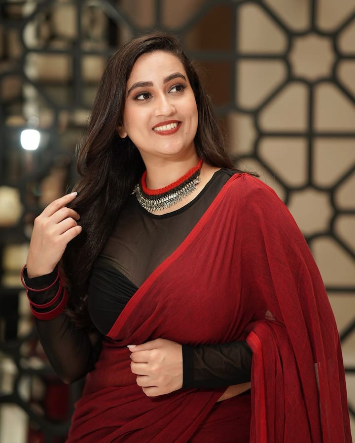 ఈ ఫోటోలను ఇన్స్టాలో షేర్ చేసింది మంజూష. మీరు ఏ చీర కట్టుకుంటే ఆ చీరకు అందం వస్తుందని ఓ అభిమాని కామెంట్ చేశాడు.(Images Source : Instagram/ Anchor Manjusha)