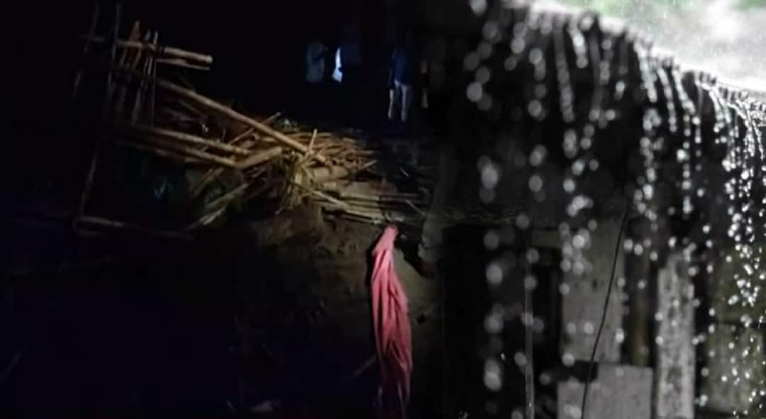 unseasonal rain extensively damaged in jalgaon Unfortunate death of four members of the same family due to house collapse maharashtra marathi news Unseasonal Rain : निसर्ग कोपला! उष्णतेच्या लाटेनंतर वादळी वाऱ्याचा कहर; घर कोसळून एकाच कुटुंबातील चार जणांचा दुर्दैवी मृत्यू  