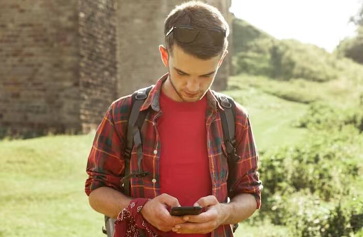 ત્રીજું જ્યારે પણ તમે ફોનનો ઉપયોગ કરો ત્યારે તમારા ધ્યાનમાં રાખો કે તમે જે કામ કરવા જઈ રહ્યા છો તે ખરેખર જરૂરી છે કે નહીં. તમારા ફોન પર હંમેશા બિનજરૂરી રહેવાની આદત છોડી દો. આ રીતે તમે બિનજરૂરી સ્ક્રોલિંગ ટાળશો અને તમારી સાથે વધુ સમય પસાર કરી શકશો.