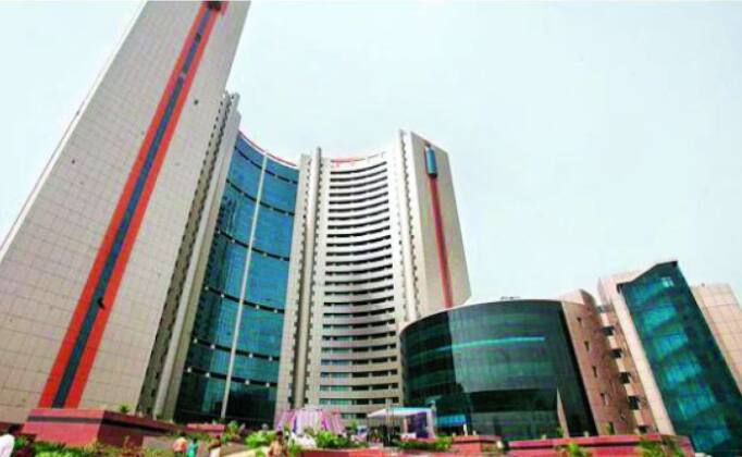 एमसीडी के महापौर व उप महापौर के चुनाव में अभी तक नगर निगम के पार्षदों के साथ ही दिल्ली के तीन राज्यसभा और सात लोकसभा सांसदों के साथ ही 14 निगम में मनोनीत विधायकों को वोट करने का अधिकार है.