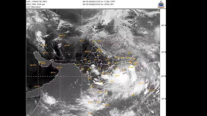 ગંભીર ચક્રવાતી તોફાન (Cyclone) રેમાલના આગમન પહેલા ઉત્તર-પૂર્વના વિવિધ રાજ્યોમાં ડિઝાસ્ટર મેનેજમેન્ટ અધિકારીઓ અને સુરક્ષા દળોને હાઈ એલર્ટ પર મૂકવામાં આવ્યા છે. આસામ, મેઘાલય, ત્રિપુરા, મણિપુર અને મિઝોરમની સરકારોએ અલગ-અલગ એડવાઈઝરી જારી કરી છે અને નેશનલ ડિઝાસ્ટર રિસ્પોન્સ ફોર્સ, સ્ટેટ ડિઝાસ્ટર રિસ્પોન્સ ફોર્સ, જિલ્લા વહીવટીતંત્ર અને અન્ય સંબંધિત વિભાગોને કોઈપણ પરિસ્થિતિનો સામનો કરવા માટે તૈયાર રહેવા જણાવ્યું છે.