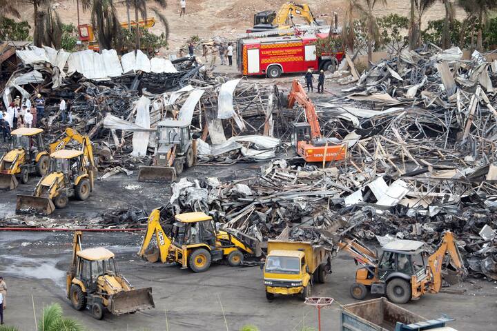 राजकोट पुलिस के तालुका थाना इंचार्ज पुलिस इंस्पेक्टर वीआर पटेल और लाइसेंस डिपार्टमेंट इंस्पेक्टर एन आई राठौड़ को निलंबित किया गया है. साथ ही राजकोट म्युनिसिपल कमिश्नर ने फायर एंड इमरजेंसी सर्विसेज के स्टेशन ऑफिसर रोहित विगोरा सस्पेंड किया है.