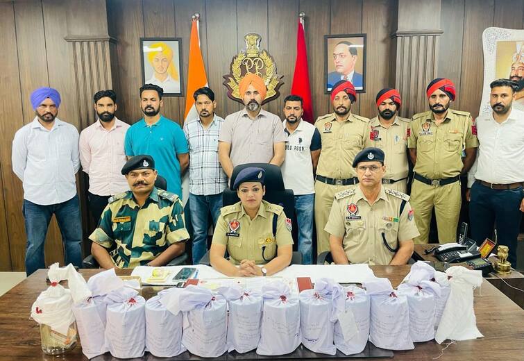 BSF ARREST SEVEN DRUG SMUGGLERS WITH 5.47KG HEROIN, ₹1.07 LAKH DRUG MONEY Punjab News: ਵੱਡੀ ਖ਼ਬਰ! 5.47 ਕਿਲੋ ਹੈਰੋਇਨ ਅਤੇ 1.07 ਲੱਖ ਰੁਪਏ ਨਕਦੀ ਸਣੇ ਨਸ਼ਾ ਤਸਕਰ ਕਾਬੂ