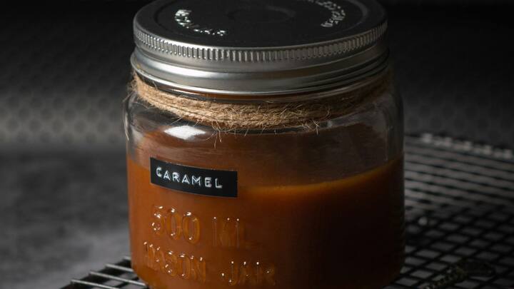 Caramel Recipe: இனிப்பான கேரமல் வீட்டிலேயே செய்யலாம். தயாரிக்க தேவையான பொருட்களும் எளிதாக கிடைக்கும். தயாரிப்பு முறை, எத்தனை நாட்கள் வரை பயன்படுத்தலாம் உள்ளிட்ட விவரங்களை இங்கே காணலாம்.