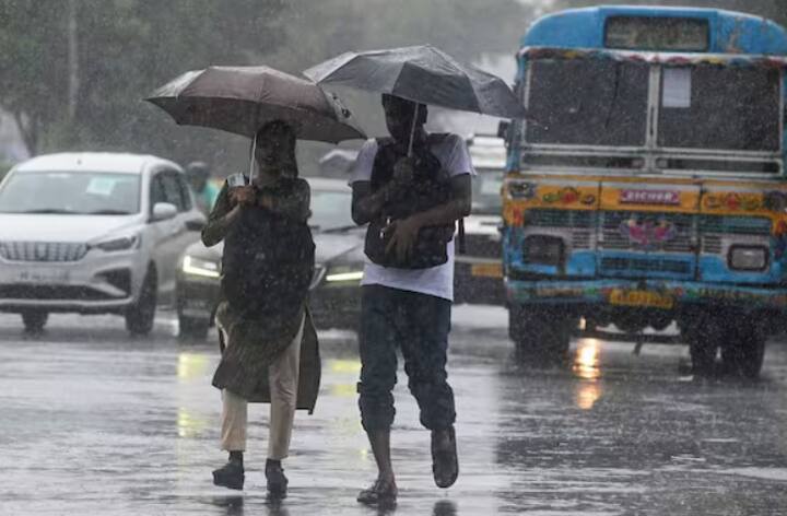 ਕੋਲਕਾਤਾ ਏਅਰਪੋਰਟ 'ਤੇ ਫਲਾਈਟ ਵਿੱਚ ਚੜ੍ਹਨ ਆਏ ਯਾਤਰੀ ਵੀ ਫਸੇ ਹੋਏ ਹਨ, ਜੋ ਆਪਣੀ ਫਲਾਈਟ ਦੇ ਟੇਕ ਆਫ ਹੋਣ ਦਾ ਇੰਤਜ਼ਾਰ ਕਰ ਰਹੇ ਹਨ ਪਰ ਤੂਫਾਨ ਅਤੇ ਬਾਰਿਸ਼ ਕਾਰਨ ਉਹ ਏਅਰਪੋਰਟ 'ਤੇ ਹੀ ਫਸੇ ਹੋਏ ਹਨ ਅਤੇ ਆਪਣੀ ਫਲਾਈਟ ਦੇ ਟੇਕ ਆਫ ਹੋਣ ਦੀ ਉਡੀਕ ਕਰ ਰਹੇ ਹਨ।