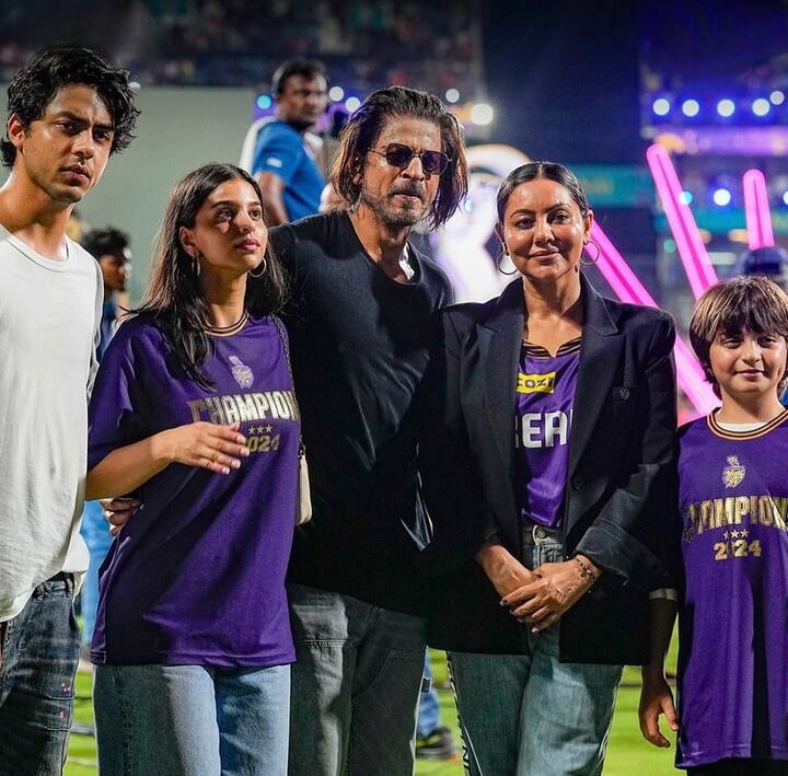 अपनी टीम और परिवार के सदस्यों के साथ ट्रॉफी को दिखाते हुए उत्साहित शाहरुख की तस्वीरें सोशल मीडिया पर वायरल हो गईं।