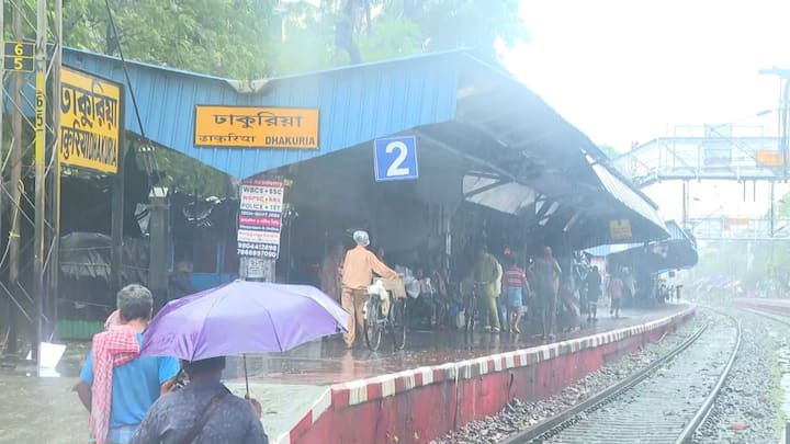 শিয়ালদা দক্ষিণ শাখায় ট্রেন চলাচল পুরোপুরি বন্ধ।আপ ও ডাউন কোনও লাইনেই ট্রেন চলছে না।ট্রেন চলাচল শুরু হতে পারে সকাল ৯টার পরে ।