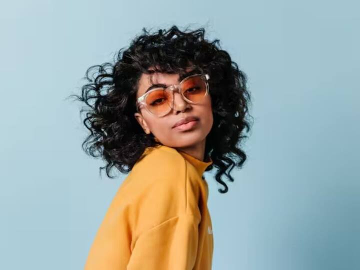 ਜ਼ਿਆਦਾਤਰ ਕੁੜੀਆਂ ਘੁੰਗਰਾਲੇ ਵਾਲਾਂ ਨੂੰ ਪਸੰਦ ਕਰਦੀਆਂ ਹਨ। ਅਜਿਹੇ 'ਚ ਕੁਝ ਲੜਕੀਆਂ ਬਿਨਾਂ ਕਰਲਰ ਦੇ ਆਪਣੇ ਵਾਲਾਂ ਨੂੰ ਕਰਲ ਕਰਨਾ ਚਾਹੁੰਦੀਆਂ ਹਨ।